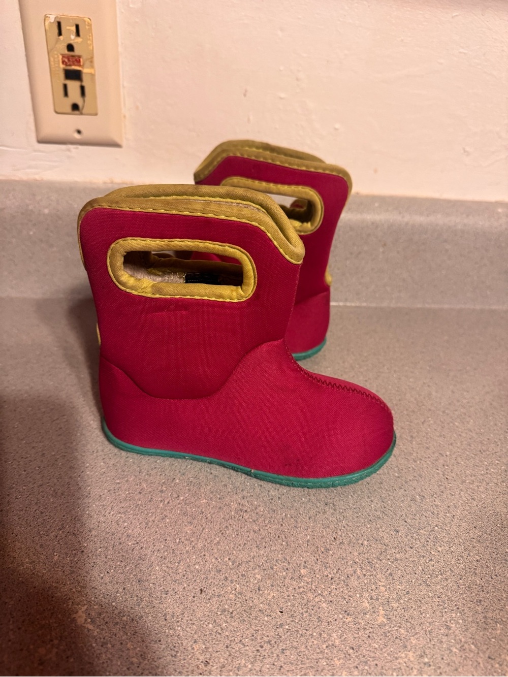 Bogs insulated boots size 8 toddler